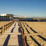 A solcare la spiaggia sabbiosa c�� una passerella in legno che conduce alle 90 colorate cabine
